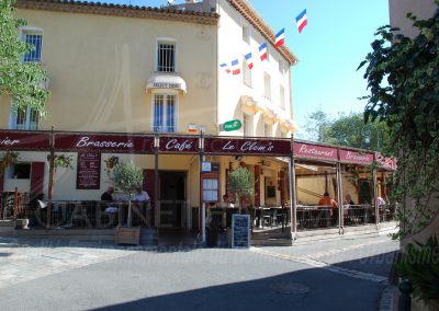 Terrasse d'une brasserie sur la commune de Grimaud